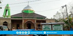 Pemasangan kubah stainless Mantewe, Tanah Bumbu, Kalimantan Selatan