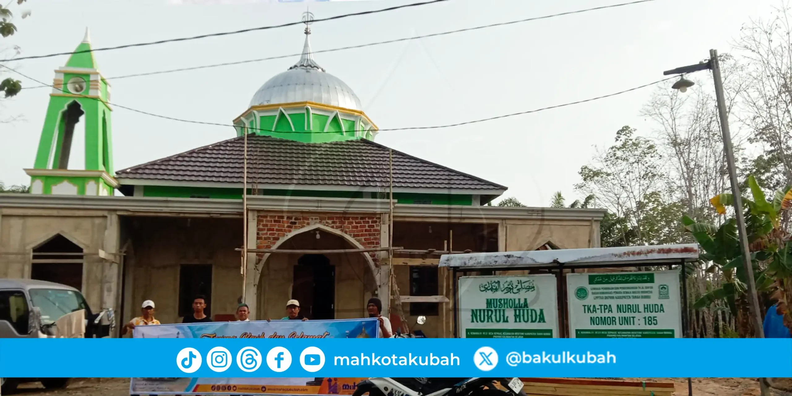 Pemasangan kubah stainless Mantewe, Tanah Bumbu, Kalimantan Selatan