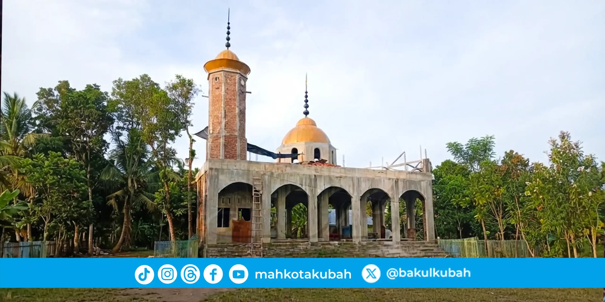 pemasangan kubah galvalume Dayah Al Fata Trienggadeng Pidie Jaya Aceh